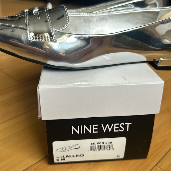 LAST CHANCE!! Nine West Silver loafer - Picture 4 of 4